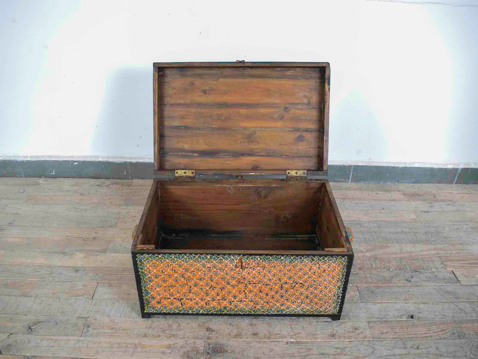 MILL-1634/4 Hand Painted Wooden Box C30